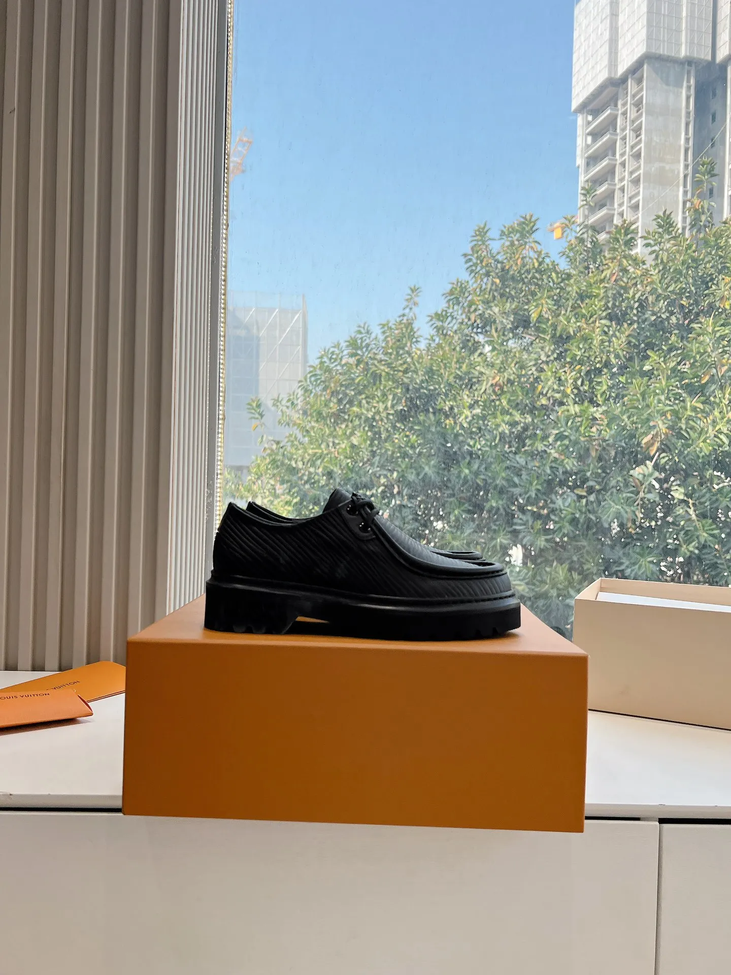 👟👟Ex-factory price 720👟👟 What you see is what you get G199 top version Louis Vuitto Louis Vuitton LV donkey brand L Carrefour shoes Archlight classic Skate sports and leisure thick-soled shoes Your LV outfit is shared today Louis Vuitton Presbyopic thick-soled loafers Original purchase and development Production Original purchase and development Production This LV Archlight sneaker is from Cut from cow leather in a playful shape. Double laces embellished with Louis Vuitton logo beading. The wide tongue and wavy outsole establish recognition, both are decorated with the LV Circle logo ▪️Fabric: Original imported original material ▪️Inner lining: Original customized lining ▪️Sole: Original molded genuine ▪️Size: Women's 35-45 (please note male and female when ordering at 39.40, 45 is not refundable or exchangeable for customization)